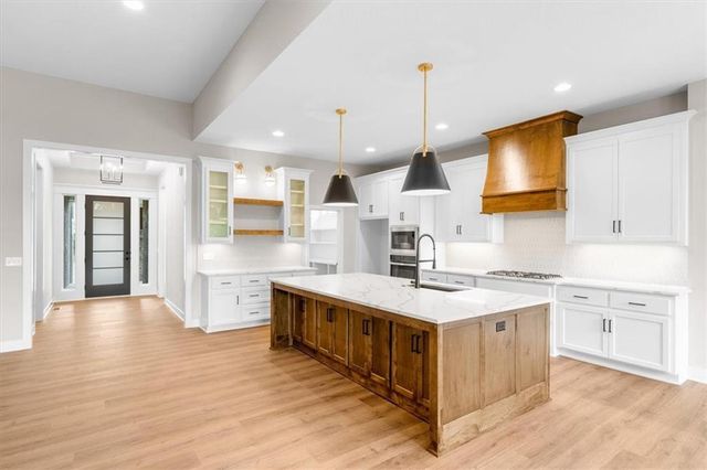 5110 NW Montebella Drive, Riverside, MO 64150