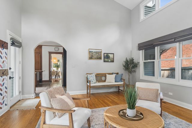 135 W Russell Street, Barrington, IL 60010