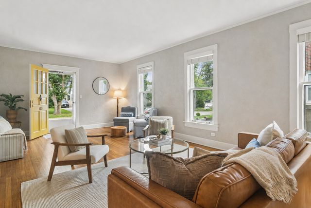 135 W Russell Street, Barrington, IL 60010