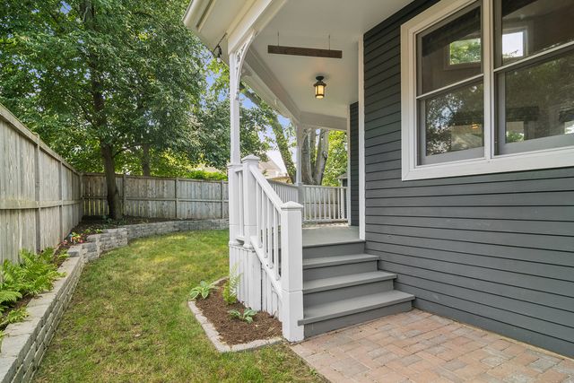 135 W Russell Street, Barrington, IL 60010