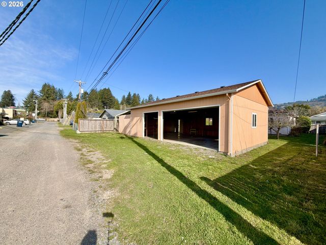403 LINDEN Ln, Brookings, OR 97415