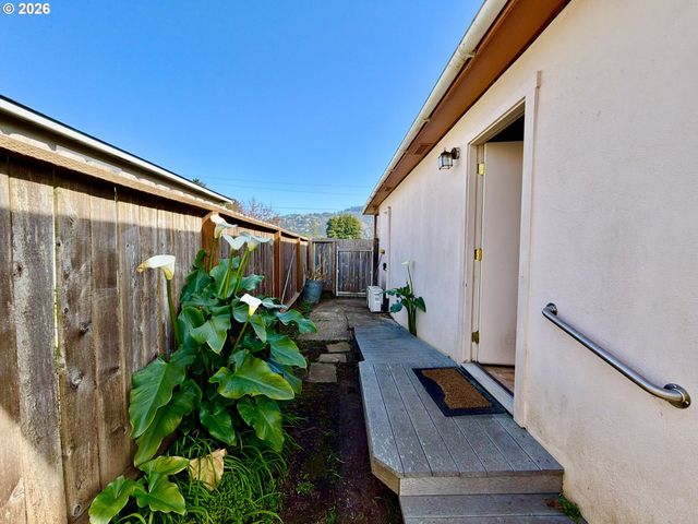 403 LINDEN Ln, Brookings, OR 97415