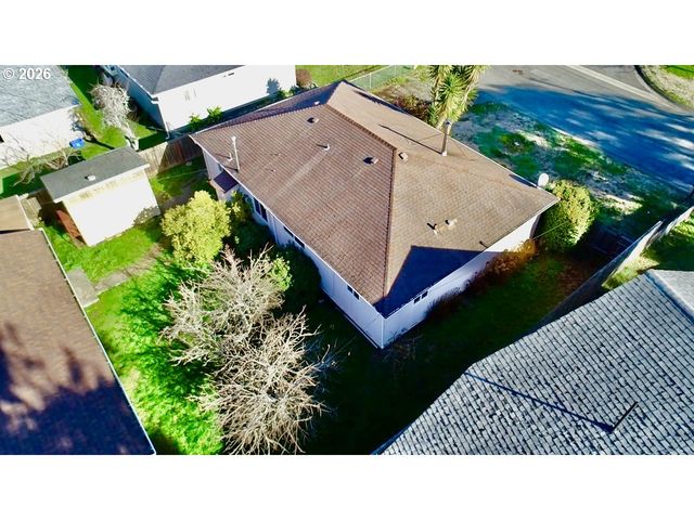 403 LINDEN Ln, Brookings, OR 97415