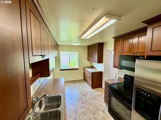 403 LINDEN Ln, Brookings, OR 97415
