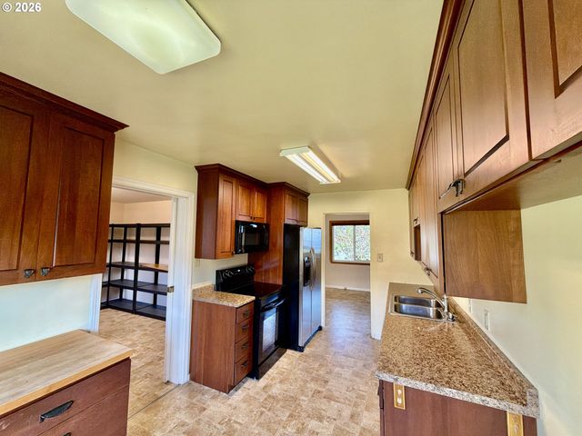 403 LINDEN Ln, Brookings, OR 97415
