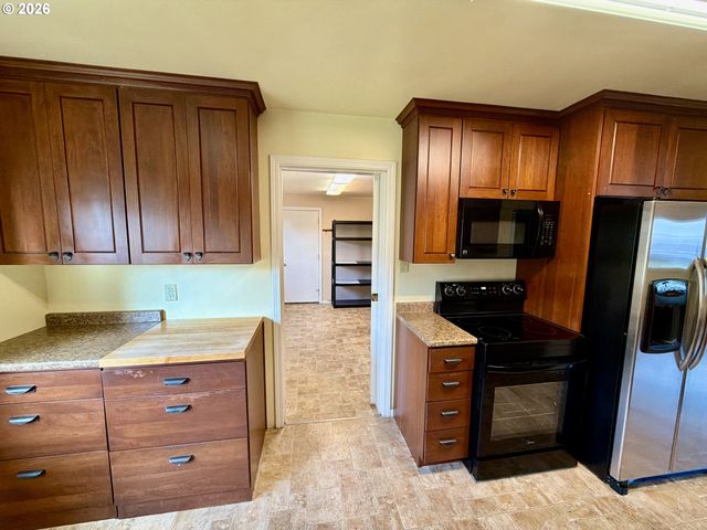 403 LINDEN Ln, Brookings, OR 97415