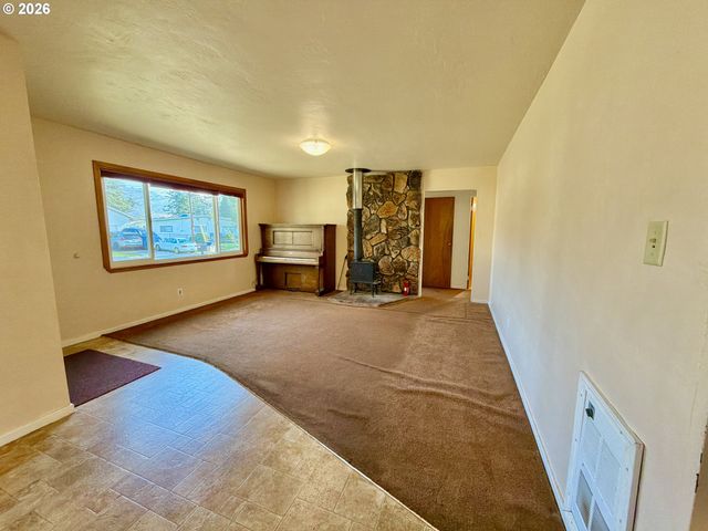 403 LINDEN Ln, Brookings, OR 97415