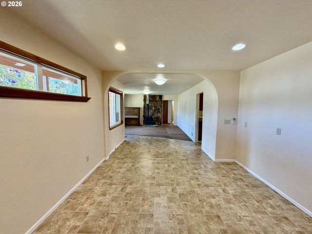 403 LINDEN Ln, Brookings, OR 97415