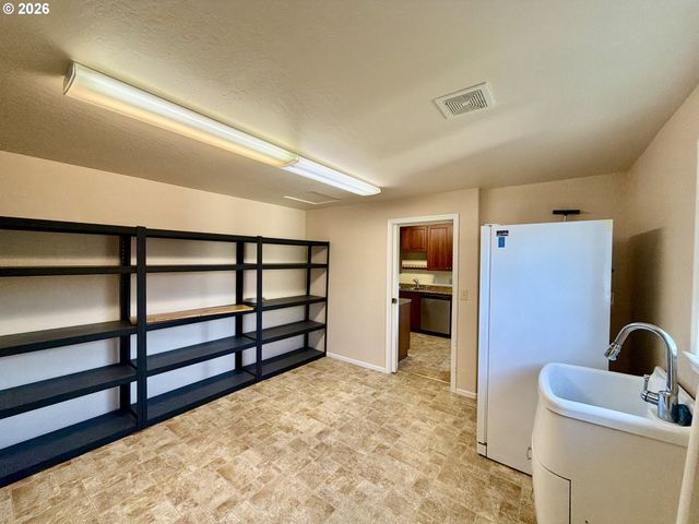 403 LINDEN Ln, Brookings, OR 97415