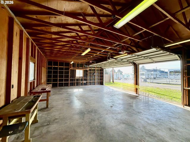 403 LINDEN Ln, Brookings, OR 97415