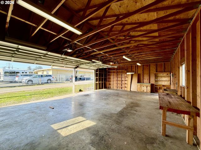 403 LINDEN Ln, Brookings, OR 97415