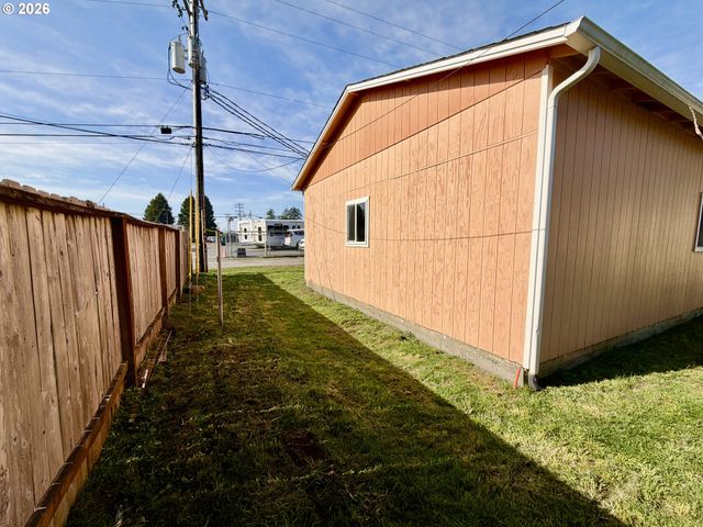 403 LINDEN Ln, Brookings, OR 97415