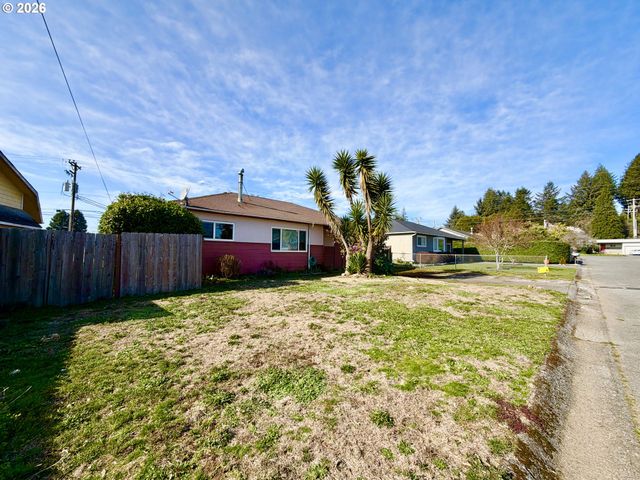 403 LINDEN Ln, Brookings, OR 97415
