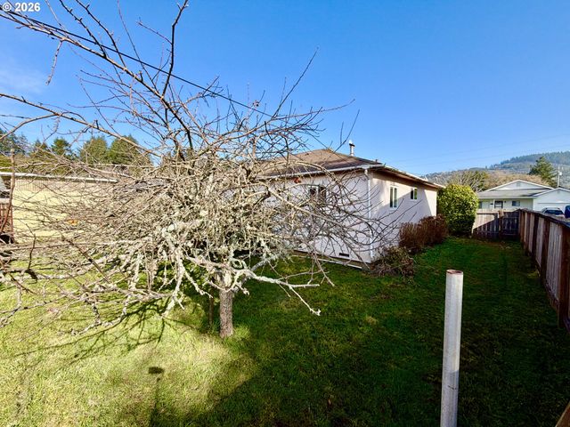 403 LINDEN Ln, Brookings, OR 97415