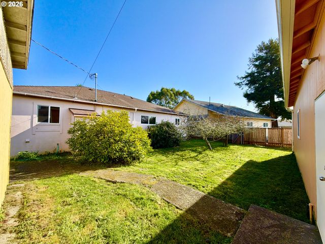 403 LINDEN Ln, Brookings, OR 97415