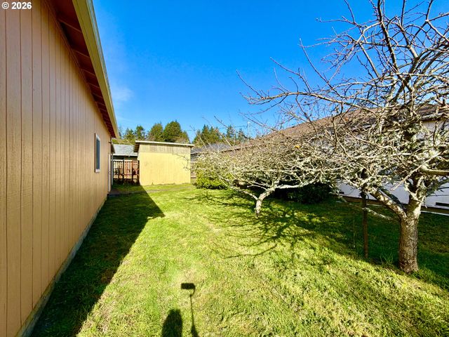 403 LINDEN Ln, Brookings, OR 97415