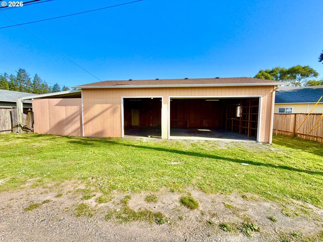403 LINDEN Ln, Brookings, OR 97415