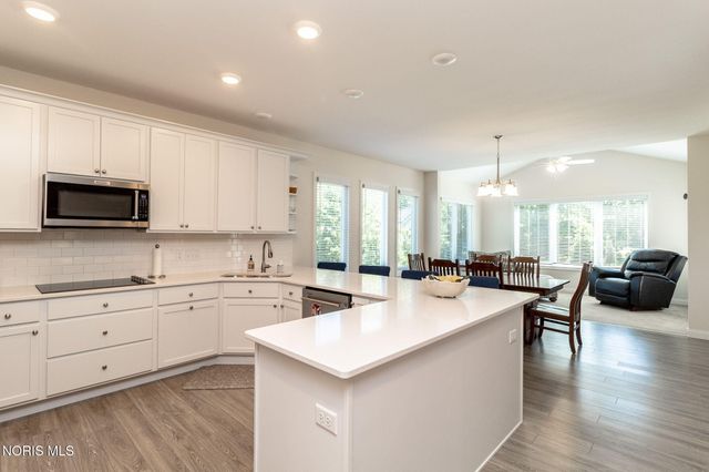 5836 Walnut Springs Boulevard, Sylvania, OH 43560