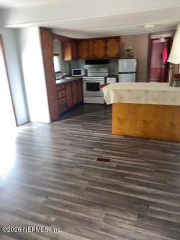 212 DAWN Avenue, Interlachen, FL 32148
