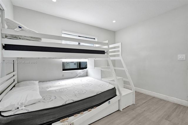 6470 Mcclellan St, Hollywood, FL 33024