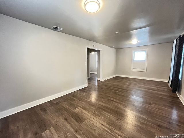 621 S ELMENDORF, San Antonio, TX 78207