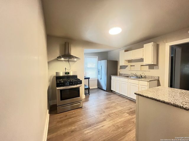 621 S ELMENDORF, San Antonio, TX 78207