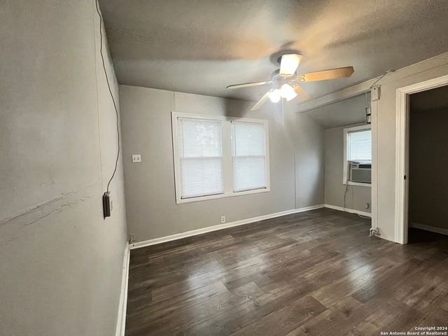 621 S ELMENDORF, San Antonio, TX 78207