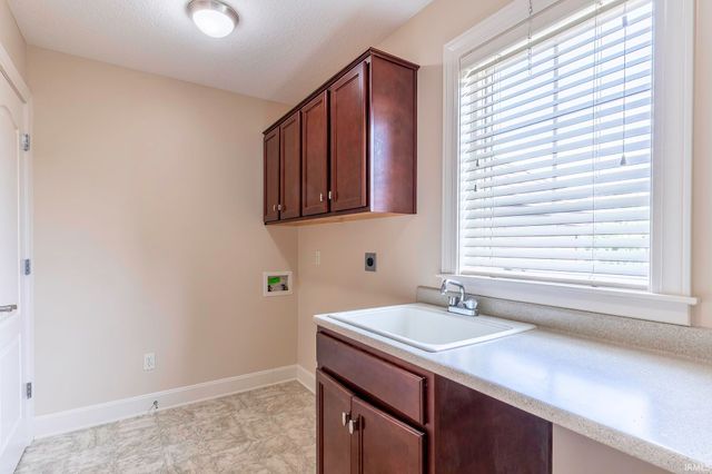 8119 Inverness Lakes Trail, Fort Wayne, IN 46804