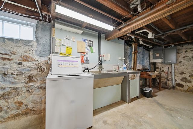 36 Holbrook Rd, North Andover, MA 01845
