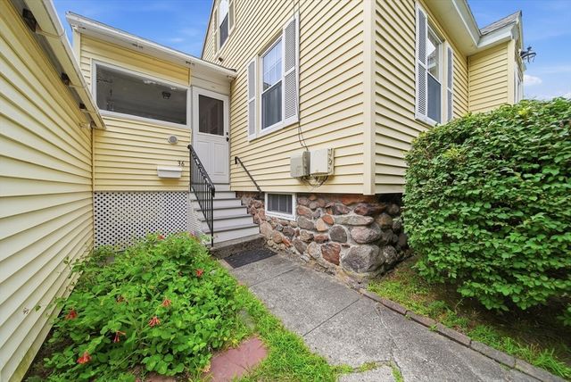 36 Holbrook Rd, North Andover, MA 01845
