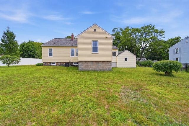 36 Holbrook Rd, North Andover, MA 01845