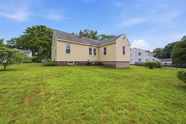 36 Holbrook Rd, North Andover, MA 01845