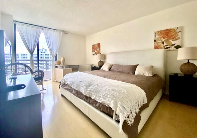 3300 NE 191st St 1807, Aventura, FL 33180