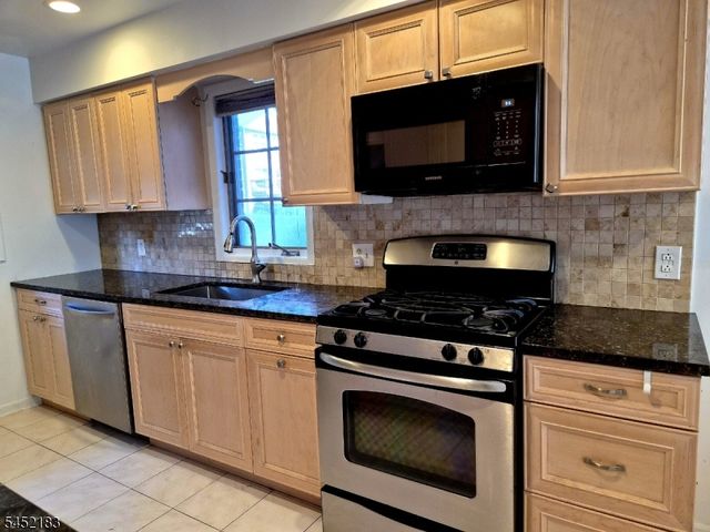 8 Beacon Hill Commons 8, Pompton Lakes Boro, NJ 07442