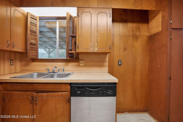 1136 Woodville Drive, Jackson, MS 39212