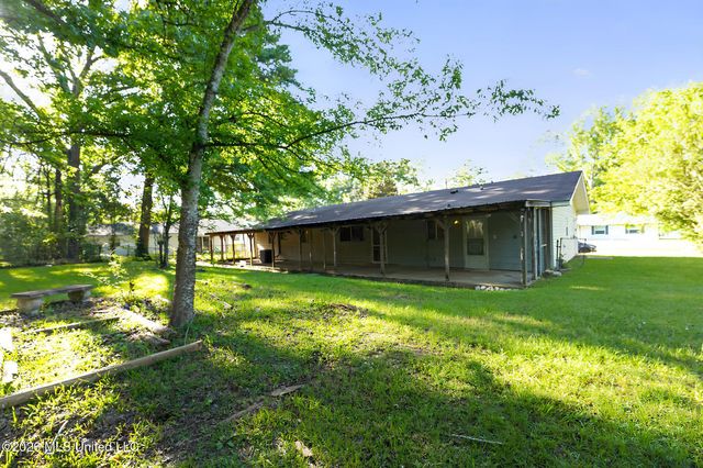 1136 Woodville Drive, Jackson, MS 39212