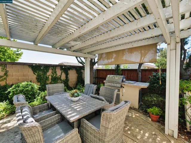 335 Suez Canal Lane, Sacramento, CA 95834