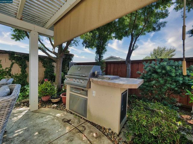 335 Suez Canal Lane, Sacramento, CA 95834