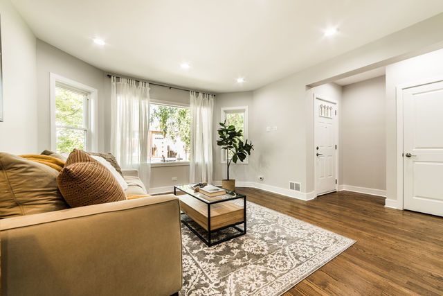 5625 N Menard Avenue, Chicago, IL 60646