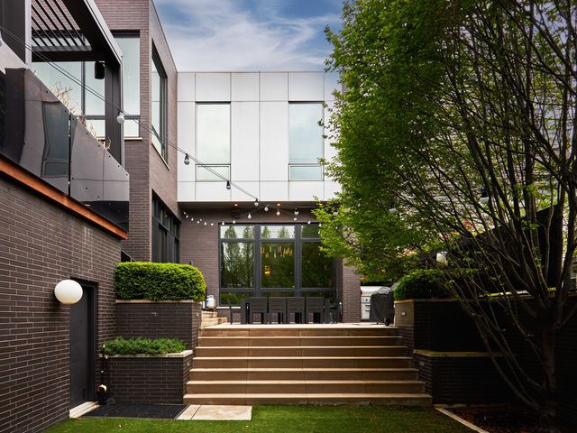 2145 W Mclean Avenue, Chicago, IL 60647