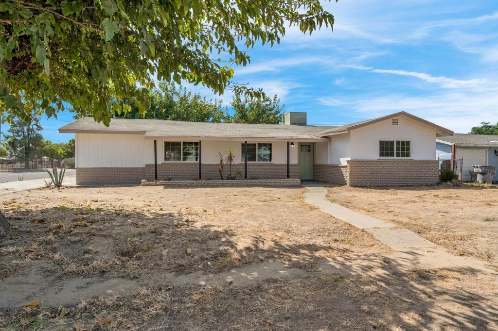 Image 2 of property listing at 8753 E Ostler Street, Selma, CA 93662