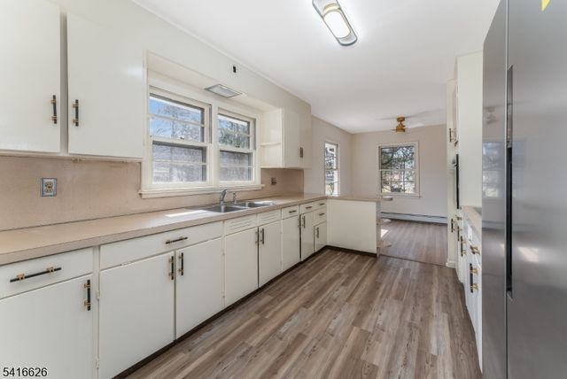 49 Valley Rd, Hampton Boro, NJ 08827