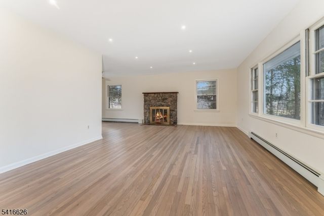 49 Valley Rd, Hampton Boro, NJ 08827