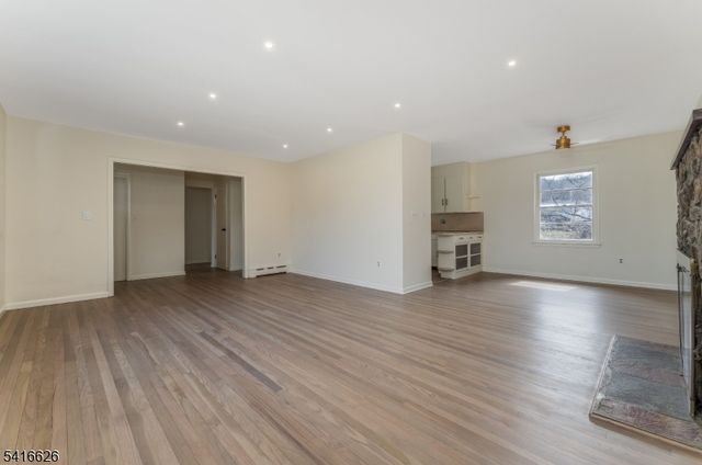 49 Valley Rd, Hampton Boro, NJ 08827