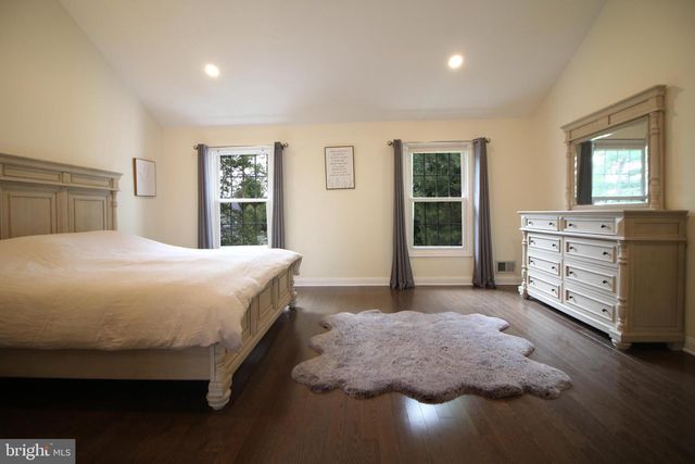 15 KENTSDALE DR, Pennington, NJ 08534