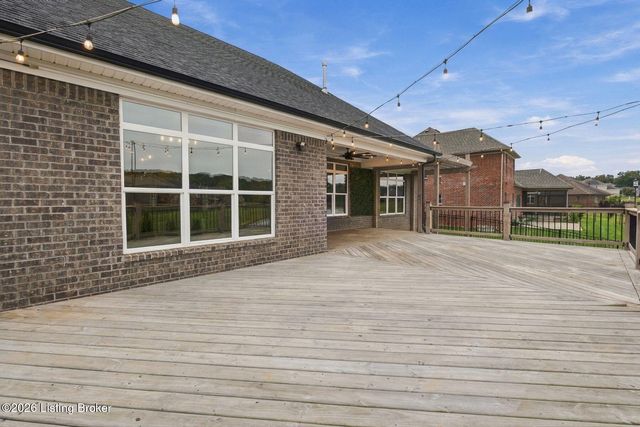 2008 Scenic Lakes Dr, Louisville, KY 40245