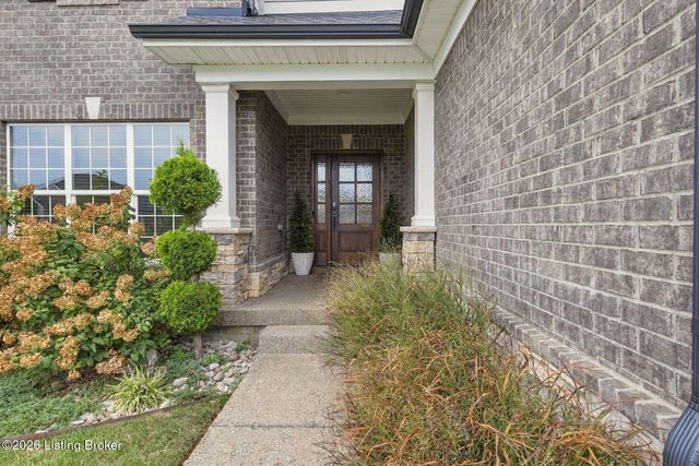 2008 Scenic Lakes Dr, Louisville, KY 40245