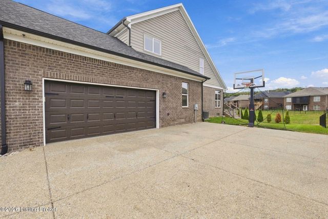2008 Scenic Lakes Dr, Louisville, KY 40245