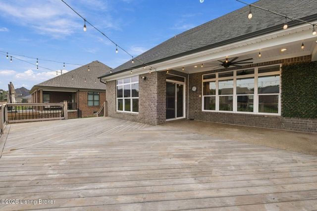 2008 Scenic Lakes Dr, Louisville, KY 40245
