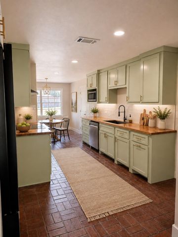 118 Clover Street, Lake Jackson, TX 77566
